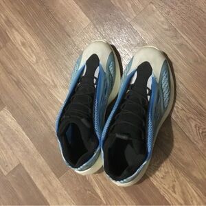 Yezzy 700 V3 Arzareth